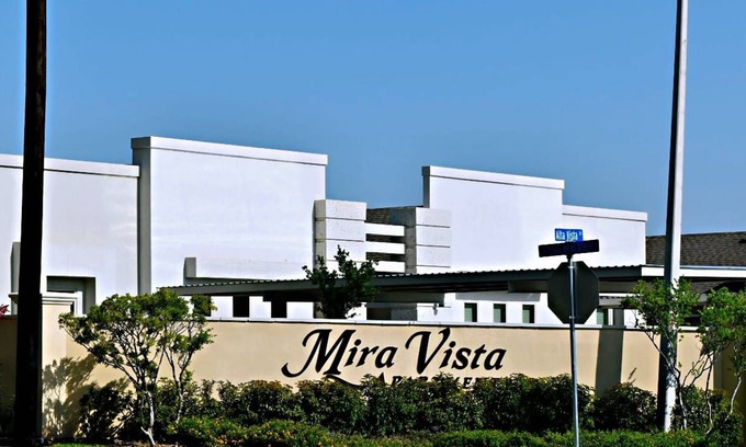 Weslaco Apartment | Elegant Apartment 10 min to Mercedes Outlets