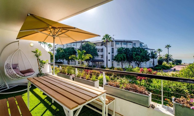 Mouille Point Apartment | Tranquil Apartment at Amani Views with Oceanfront Pool