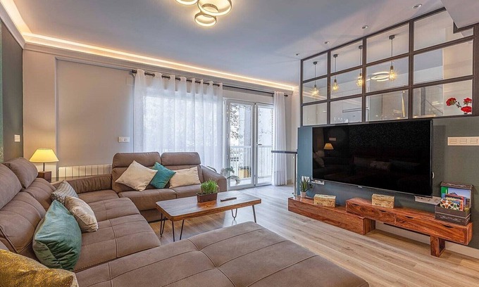 Central District Condo | Family-Friendly Apartment Near Alhambra with Spa & Hot Tub