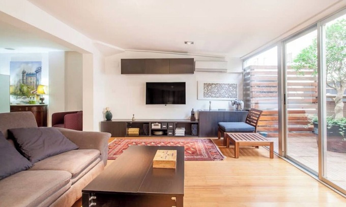Sant Francesc Apartment | Stylish Apartment in Valencia with Spa and Pet-Friendly Perks