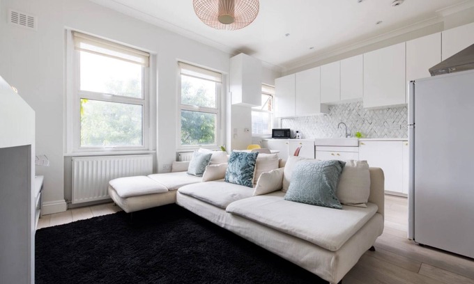 Addison Apartment | Stylish Apartment with Spa and Kitchen in Kensington Olympia
