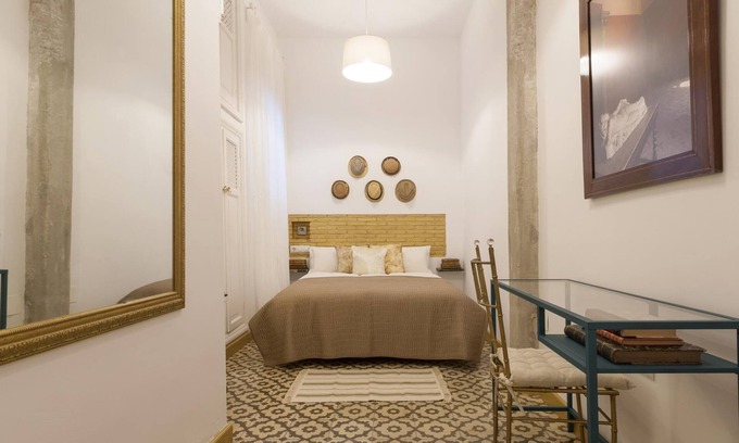 San Vicente Apartment | Stylish Apartment in Central Seville with Free WIFI