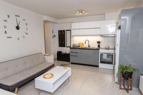 Keratsinion Apartment | Family-Friendly Elegant Apartment in Piraeus Awaits You