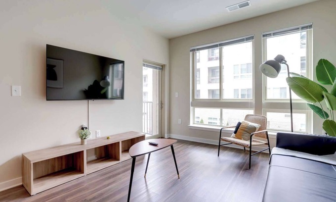 Jefferson Manor Apartment | Modern Condo with Top Amenities in Alexandria