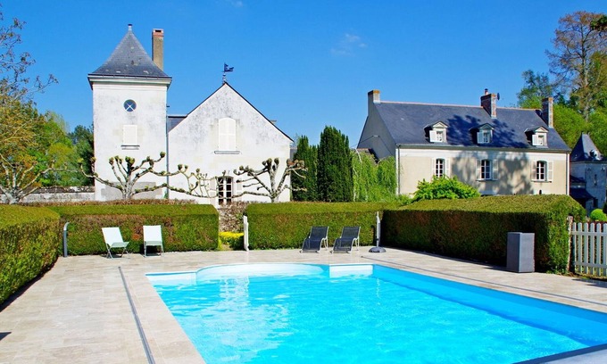 La Menitre Bed & Breakfast | Elegant B&B in La Ménitré with heated pool and wifi