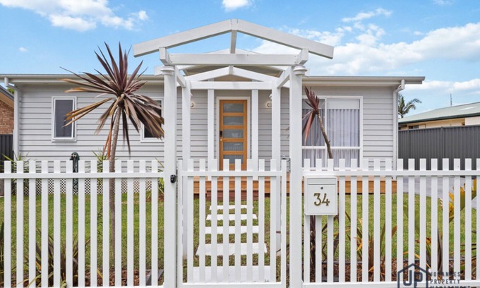 Tomakin House | Elegant Beachside Retreat with Oceanfront Spa Amenities