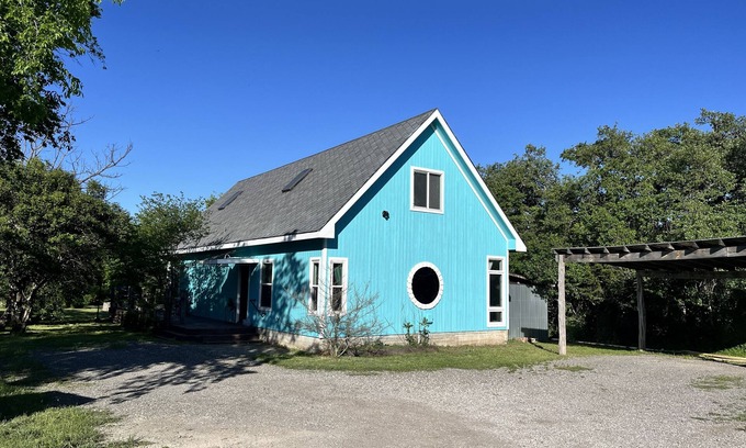 Kyle Cabin | Charming Birdhouse Cabin with Heated Cowboy Pool & Breakfast