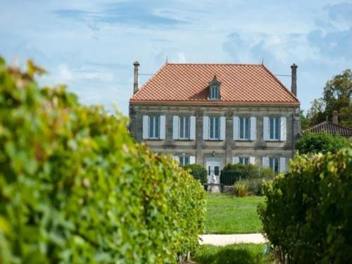 Cezac House | Charming Château Retreat: Pool & Hot Tub 25 Min from Bordeaux