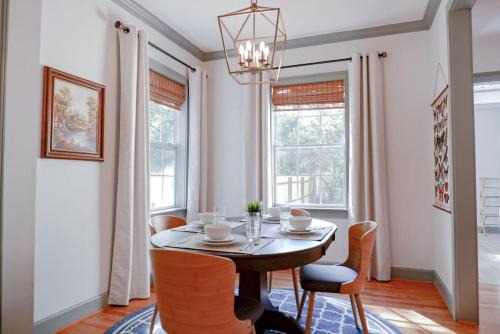 Earlewood House | Stylish Charleston Home - A 4-Star Experience Awaits