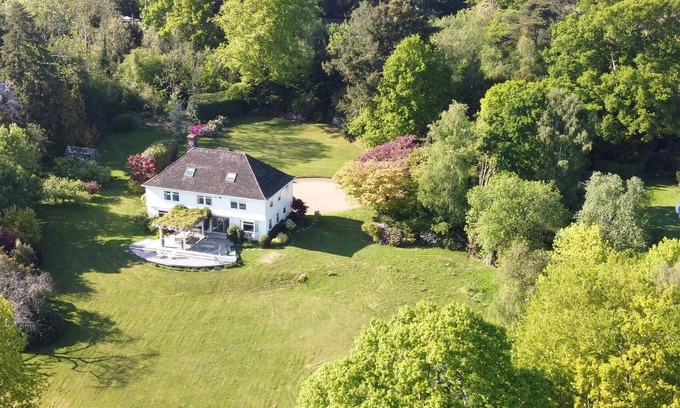 Cranbrook House | Family Retreat with Pool near Sissinghurst & Bodiam Castle