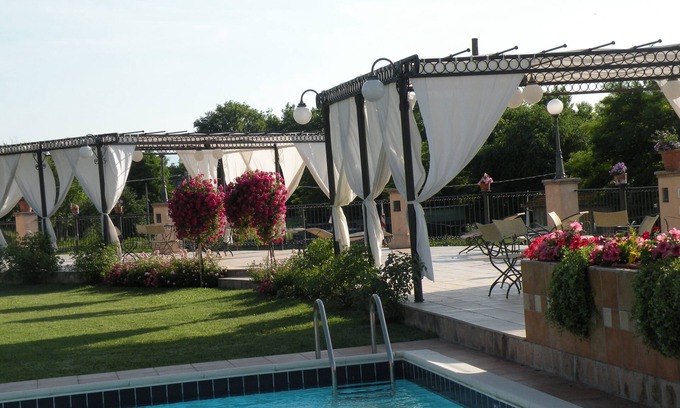Barco House | Idyllic Country House with Pool in Matilda of Canossa