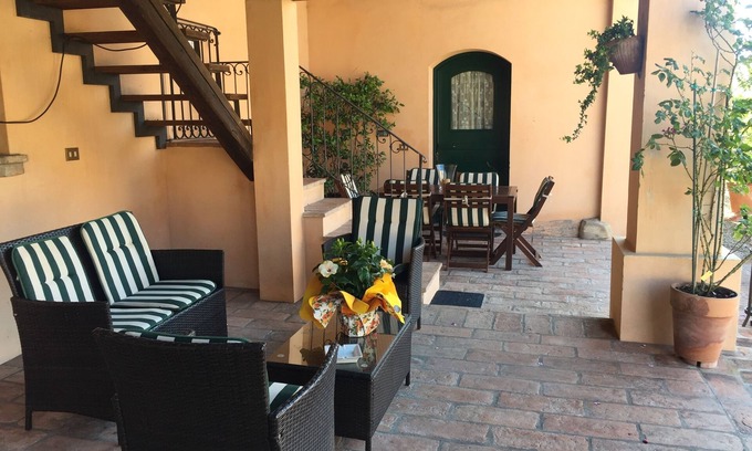 Barco House | Idyllic Country House with Pool in Matilde of Canossa