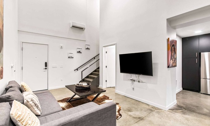 Downtown Apartment | Ideal Retreat in Downtown Redmond with Spa & Pet-Friendly Perks