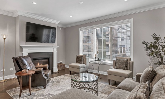Wrigleyville Condo | Stylish Duplex with Chef's Kitchen Steps from Wrigley Field