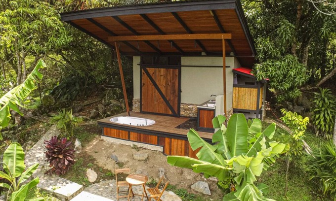 Barbosa Cabin | Elegant Eco Cabin: Jacuzzi, Nature, and Waterfalls.