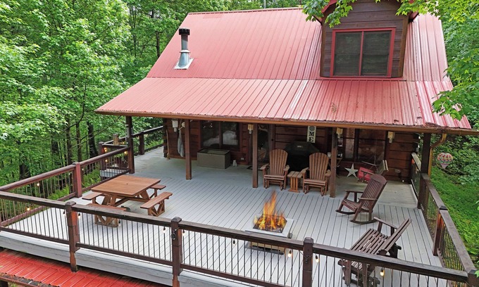 Cherry Log Cabin | Cozy Executive Log Cabin with Firepit and Free Wifi