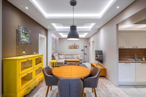 Oborishte Apartment | Prime Hotel Getaway: Pet & Child Friendly in City Center