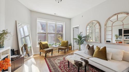 Tri-Taylor Apartment | Elegant Escape Minutes from Downtown & UIC