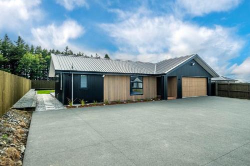 Methven House | Refined Executive Retreat with Family-Friendly Amenities