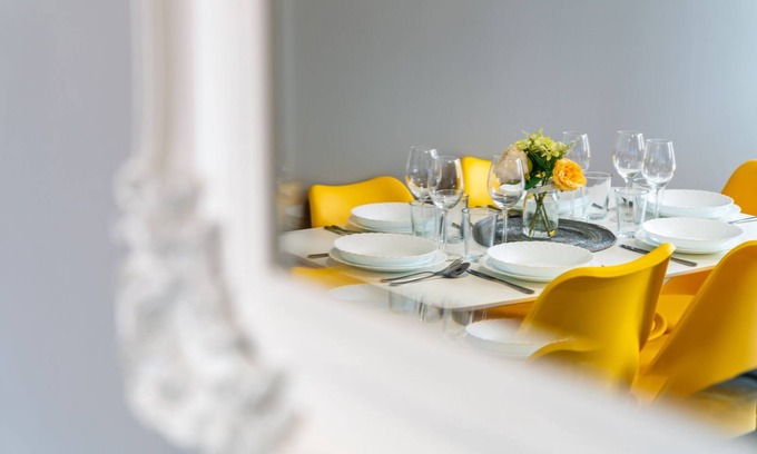 Amesbury Apartment | Stylish Flat with Smart TVs & Free Parking in Amesbury