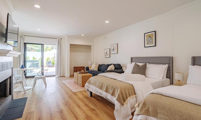 Sherman Oaks House | Stylish Guest Unit with Hot Tub and Ocean View Near Universal