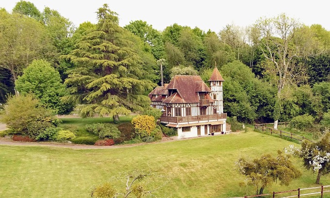 Bonneville-la-Louvet House | Elegant Manor Retreat with Spa, Pub & Piano Entertainment