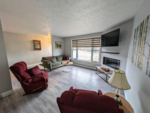 Algoma District Apartment | Tranquil 2BD Lake Retreat - Family-Friendly Comfort Awaits