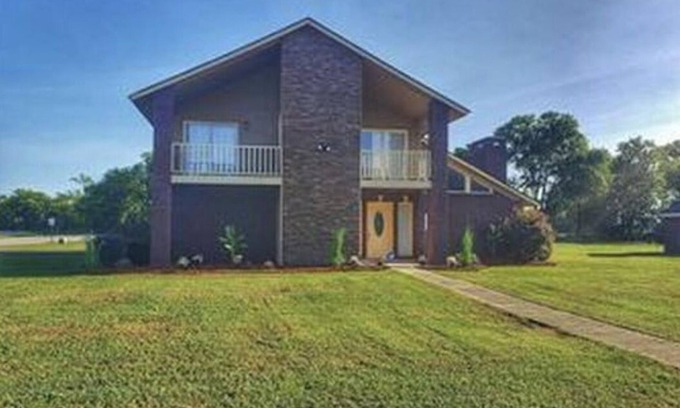Montgomery House | Inviting Home Perfect for Large Groups and Families!