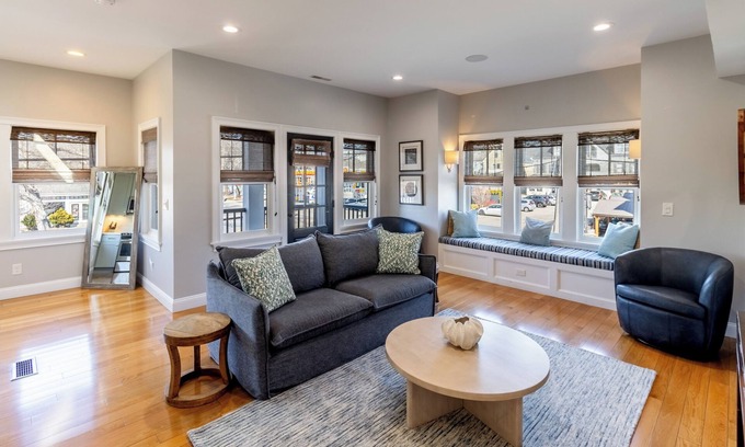 Fifth Ward Condo | Stylish Retreat Near Newport Harbor and Downtown Attractions