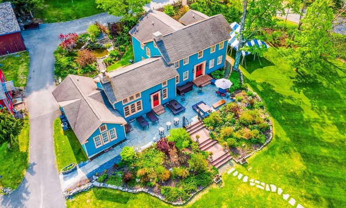 Franklin Springs Other | Impressive Home with Two Living Areas and Cozy Fireplace