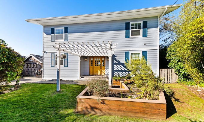 Barview House | Tranquil Retreat: WiFi, Deck & Ocean Views Near Beaches