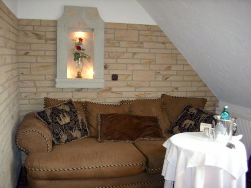 Posterstein Hotel | Inviting Stay at Elegant Hotel "Zur Burg" with Dining Options