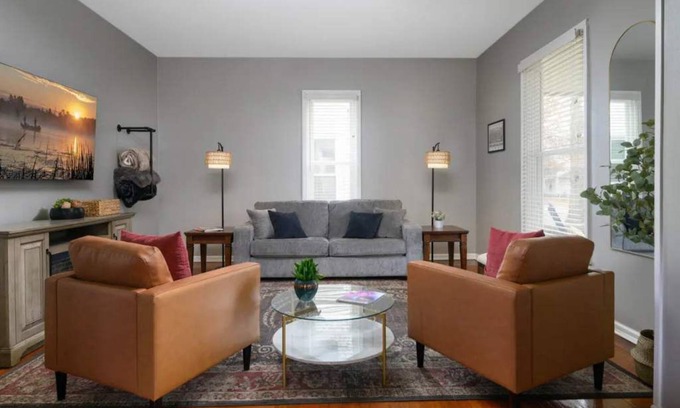 Muncie House | Prime Location House Near BSU, Hospital & Downtown