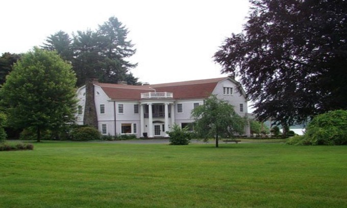 Saugerties House | Stunning Hudson River Estate with Beachfront and Scenic Views
