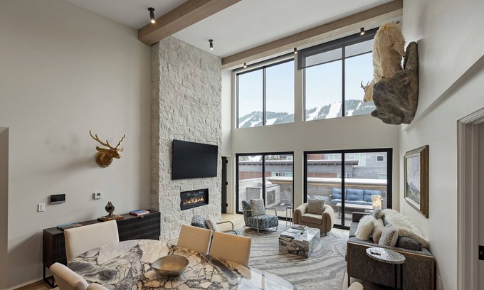 Jackson Condo | Elegant Jackson Getaway A Luxe Hot Tub & Fireplace Near Skiing & Fine Dining