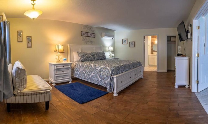 Hancock Apartment | Indulge in Our Relaxing Jacuzzi Suite Experience