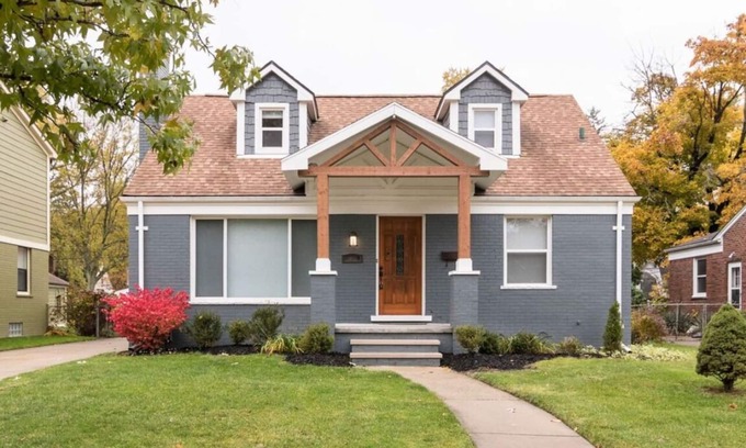 Royal Oak House | Stylish Home for 8 with Modern Amenities near Birmingham