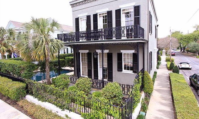 Garden District Condo | Historic Garden District Retreat with Private Pool & Dining
