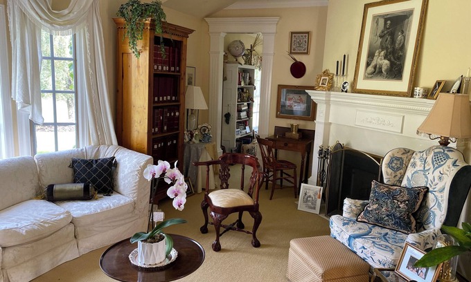 Okotoks Villa | Elegant luxury country estate in the heart of Alberta w/guest house & pasture.