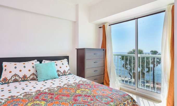 Ciudad Universitaria Apartment | Stylish Modern Apartment with Spa & Hot Tub Amenities