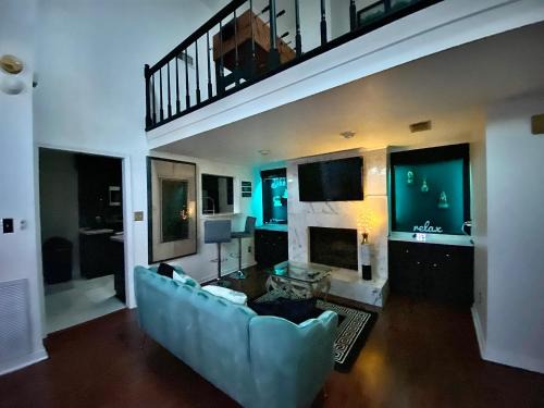 Tougaloo House | Inviting Parisian Retreat for Families near Fondren
