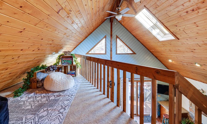 Hamlin Cabin | ELEGANT Poconos Cabin with Theater & Game Room!