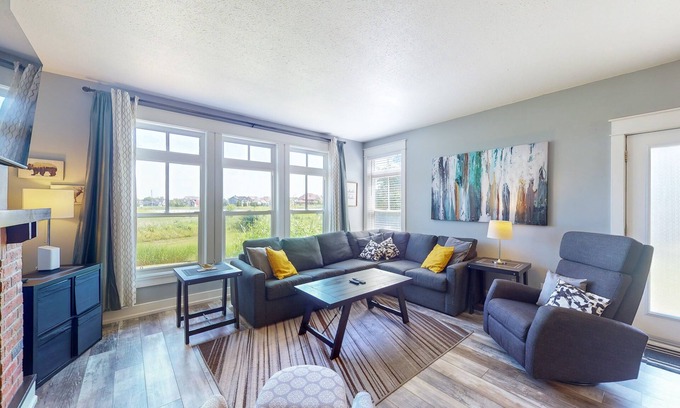The Blue Mountains Condo | Stylish Condo with Golf View, Free WiFi & Pool Access
