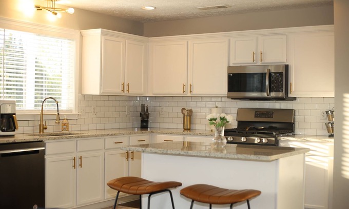 Dallas House | Renovated Family Retreat with King Bed & Spa Amenities
