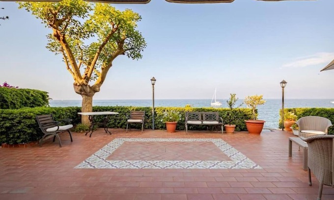 Altavilla Milicia House | Elegant residence on the rocks with exclusive sea views