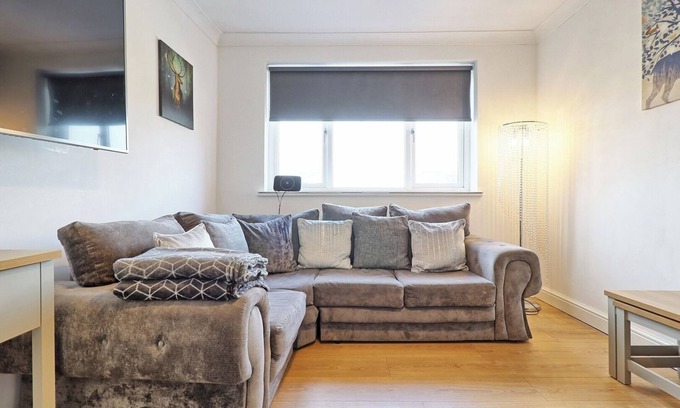 Rayleigh Apartment | Pet-Friendly Rayleigh Apartment with Breakfast & Kitchen