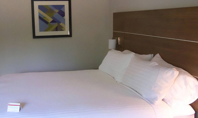 New Albany House | Elegant Room Near Local Attractions Free Wi-Fi