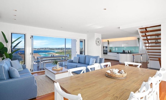 Forresters Beach House | Cozy Sea-Facing Retreat with Breathtaking Views for Families