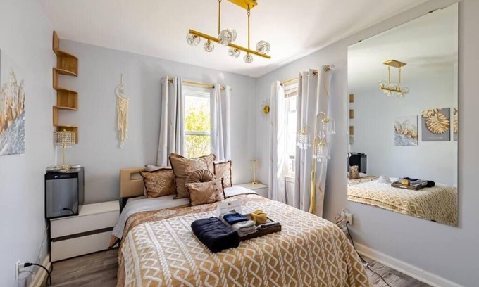 Wyandotte House | Tranquil Coastal Retreat: Ocean Views & Culinary Delights