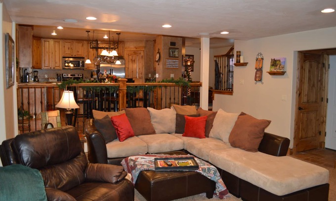 Sandy House | Inviting Ski Retreat Near 4 Major Resorts with Hot Tub